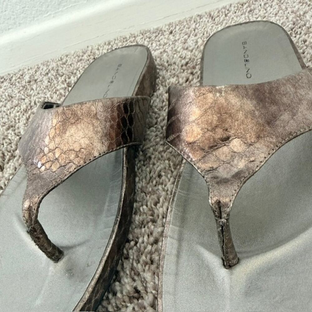 Bandolino Women's Sandals 8.5B Bronze Thongs Flip Flops Reptile Print .75 Heel - Picture 2 of 13
